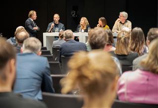 mobil gewinnt Statuskonferenz 2024 -  Podiumsdiskussion mit (v.l.n.r.) Stephan Tschierschwitz, Mitfahrverband e.V., Steffi Ehlert, TÜV Rheinland Consulting, Ann-Kathrin Schneider, DEPOMM, Prof. Dr. Sebastian Bamberg, Hochschule Bielefeld,