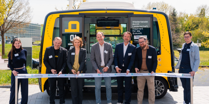 Feierliche Eröffnung zum Projektstart des autonomen Shuttles - v. l.: Theresa Strobel-Vogt, Alexander Merkel, Prof. Dr. Gabriele Gühring, Dr. Steffen Braun, Philipp Franke, Patrick Ansbacher, Christopher Legner | © Fraunhofer IAO, Foto: Gabriel Parsyak