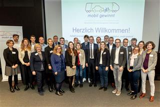 Gruppenfoto mit den Vertreterinnen und Vertretern der sechzehn Projekte aus dem ersten Förderaufruf zur Förderrichtlinie „Betriebliches Mobilitätsmanagement