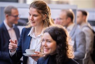 Austausch im Rahmen der Posterausstellung der Innovationsprojekte (c  BMV/Woithe)