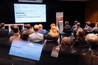 Dr. Claudia Elif Stutz, Staatssekretärin im Bundesministerium für Verkehr, eröffnet die Statuskonferenz 'mobil gewinnt' (c BMV/Woithe)